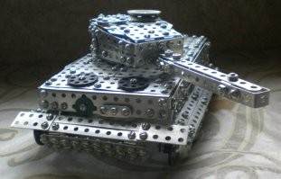 Лего это ж по сути уже готовое изделие, только разобранное на составные, которые довольно легко собираются (купил нужный набор и соберай свой подъемный кран, но Шатл из этого набора ты уже не соберёшь).  Вот в моём детстве, Лего было мало у кого, да и не знали особо про него ничего, по телеку ведь такое не будут рекламировать. Зато был брутально-хардкорный советский конструктор из перфорированного метала. Собирай чё хочешь..  хочешь здание, хочешь шагающего робота, хоешь экзоскелет.. Абы деталек хватило.