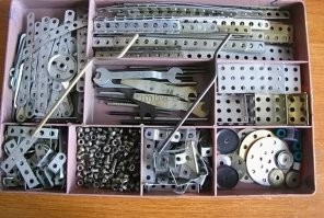 Лего это ж по сути уже готовое изделие, только разобранное на составные, которые довольно легко собираются (купил нужный набор и соберай свой подъемный кран, но Шатл из этого набора ты уже не соберёшь).  Вот в моём детстве, Лего было мало у кого, да и не знали особо про него ничего, по телеку ведь такое не будут рекламировать. Зато был брутально-хардкорный советский конструктор из перфорированного метала. Собирай чё хочешь..  хочешь здание, хочешь шагающего робота, хоешь экзоскелет.. Абы деталек хватило.