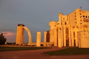 а какой забавный местный театр! это не искажение оптики - он такой и есть