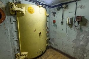 В армии примерно такие обслуживал, но чуть побольше. ДМБ 82 Монино.  Выдерживают ядрёный взрыв.