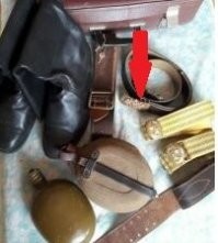 Бляха одного из ремней, из якобы тревожного чемоданчика СССР, имеет двухглавого орла. Что и понятно, вдруг придется прикинуться белогвардейцем.
 Ну и конечно в "тревожном чемоданчике" всегда лежал кулек с килограмом кокард и звездочек. Что бы вымянять у индейцев на провиант, ну или вдруг неожиданно в звании повысят.
 Пост скорее о том, что автор узнал о наличии у современных силовиков, унифицированных чемоданчиков. Ну и для кликабильности сунул, чушь про якобы СССР.
 В СА СССР, были вещь мешки, что у солдат, что у офицеров. Вещьмешок удобней, и ручка не отломается)))