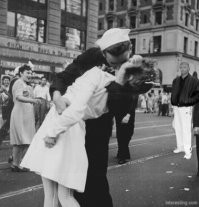 20 знаменитостей, которые ворвались в чужой кадр и сделали его незабываемым