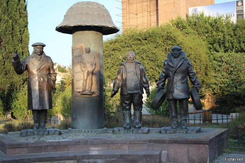 Памятник в Тбилиси.