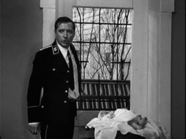 Детский сад, штаны на лямках. Вот злодей.