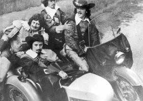 Я всё понимаю, но зачем картинки переворачивать? Сижу думаю, что за мотик с коляской слева? Хорошо, хоть по перевязям видно, что отзеркалено.