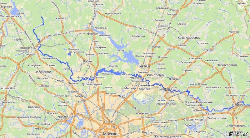 Везде написано, что Клязьма протекает 4 км. в пределах МКАД.
Всегда этому удивлялся, т.к. она течет севернее. 
Кто может объяснить?