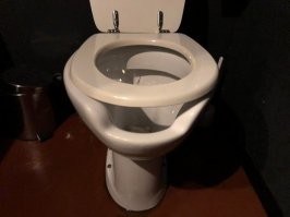 Это унитаз после операции!

Эта модель сделана специально для инвалидов, пожилых людей, а также для людей после операции на тазобедренном суставе, колене, брюшной полости и т.д., – всех тех, кому по какой-либо причине сложно садиться, вставать и совершать гигиенические процедуры.

Высота чаши этого унитаза составляет 46 см, что больше стандартной на 4-6 см, поэтому на него легче садиться и вставать и, кроме того, в передней кромке чаши сделана специальная гигиеническая прорезь расзмером (ШхВ) 12х5 см для удобства малоподвижных людей.