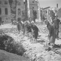 Жертва ЕГЭ?
Последняя фото - британские женщины.
Бабищами из женщин сделали гольштейн-готорп-романовы, когда в течение 300 лет крестьяне землю без техники пахали, да все руками делали.