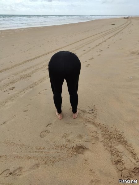 "Просто ноги вышли на пляж".

Это не ноги вышли на пляж, а *опа. ))