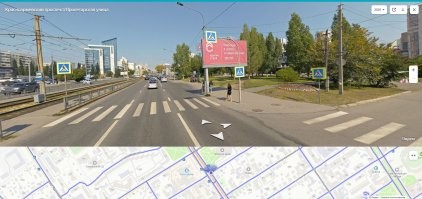 Нашел это место. Светофор вообще новый. В 2020м году его там не было.  Кто живет в Барнауле, есть там пеший светофор? 
Если нет, то и рег. и водитель мерса дауны.