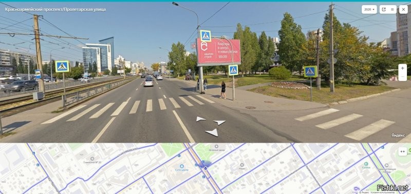 Нашел это место. Светофор вообще новый. В 2020м году его там не было.  Кто живет в Барнауле, есть там пеший светофор? 
Если нет, то и рег. и водитель мерса дауны.