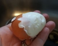 Может, есть какой-то кулинарный секрет, чтобы такого не случалось?

После варки слить горячую воду, залить ледяной,  секунды через 2 слить (т.к.  вода от ёмкости и яиц нагревается) и снова залить ледяную