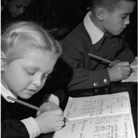 А вот это фото для меня вообще загадка. У девочки в тетрадке отчётливо видны буквы деванагари, а это либо хинди, либо санскрит. А ниже по-русски "Домашняя работа".