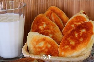 Запивать горячие жаренные пироги холодным деревенским молоком....вот ощущения не сравнимые ни с чем!