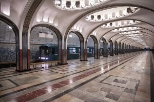 Даже не знаю... Живу на "Юго-Восточной"... Раздельные платформы - "туда - сюда", по этим лестницам спуск, по этим - подъем, эскалаторов - на платформе нет, только "ножками" (правда, в дальнейшем эскалатор есть, но на "поверхность" все равно, "ножками"). Вот раньше делали...