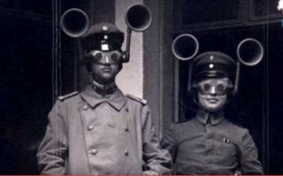 Немцы еще в Первую мировую создали приборы чуткие, для усиленья слуха и ночного зрения.