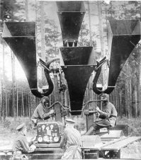 Расчеты звукоулавливателя ЗТ-5, изображенного на фото, предупреждали Ленинград и многие другие советские города о налетах бомбардировщиков. Что интересно, противовоздушная оборона оставалась единственным местом в Красной армии, где на службу брали слепых. Причем с охотой. Они куда лучше, даже чем профессиональные музыканты, распознавали на слух приближение самолетов.