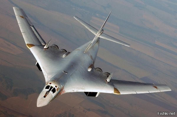 Российский ракетоносец Ту-160 заставил «глотать пыль» пытавшихся зажать его истребителей НАТО
Андрюха Червонец
===============================

Плановый полёт российского стратегического бомбардировщика-ракетоносца Ту-160 над Баренцевым и Норвежским морями привёл к попыткам истребителей НАТО перехватить его.
Тем не менее, зажать «Белого лебедя» двум F-35 ВВС Норвегии не удалось, – его экипаж перешёл в сверхзвуковой режим полёта, всего за несколько минут оставив стелс-истребители пятого поколения далеко позади.
«Довольно неожиданно российские пилоты разогнались и на форсаже начали отрываться от своих преследователей. Скорость самолета превысила отметку в 2 Маха, что является недостижимым показателем для истребителей F-35. Пилотам НАТО в тот момент пришлось “глотать пыль’, поднятую россиянами», - сообщает китайское информационное агентство Sina.
«Международные эксперты полагают, что отправка самолетов Ту-160 в Норвежское море стала ответом России на очередную провокацию США»,   рассказали его обозреватели, напомнив, что американские военные некоторое время назад разместили свои стратегические бомбардировщики B-1B Lancer на одной из военных баз в Норвегии, что стало весьма неприятным событием для России.
Дело в том, что благодаря этому ВВС США получили возможность напрямую угрожать ее Северному флоту. Оставить эту ситуацию Москва без ответа не могла и в итоге направила свои самолеты в вояж над Норвежским морем.
***
Напомним, широко разрекламированное командованием Вооруженных сил США в Европе развертывание стратегических бомбардировщиков В-1В в Норвегии не обошлось без инцидентов.
Как оказалось, из четырех самолетов, прибывших в феврале на местную авиабазу Эрланд, в марте, после официального объявления о завершении миссии, ее покинули только три, поскольку один из «Лансеров» получил "значительные повреждения" двигателя, из-за чего его пребывание в этой стране пришлось продлить.
Ранее о произошедшем ЧП с самолетом ВВС США не сообщалось. Однако, как отмечает портал The Drive, случившееся напрямую связывают с действиями подполковника Кристен Шадден, отвечавшей за переброшенную в Норвегию 7-ю эскадрилью. Она была уволена "из-за утраты уверенности" в ее способности командовать.
В 7-ом бомбардировочном крыле подтвердили, что инцидент действительно произошел. Во время развертывания у B-1B был поврежден двигатель, однако пока по факту случившегося ведется расследование, выдавать подробности которого не собираются.
По данным источников на норвежской базе, знакомых с ситуацией, в один из двигателей бомбардировщика попал планшетный компьютер <??? - Andrew>. Каким образом, - до конца не понятно. Это привело сильным повреждениям обоих двигателей с одной стороны, которым потребовалась полная замена. Официальные лица не стали ни подтверждать, ни опровергать эту информацию.
После завершения миссии в Норвегии три бомбардировщика вернули на авиабазу Дайс в Техасе. Поврежденный B-1B остался в Эрлангене для ремонта, после чего должен вернуться домой. 
----------------------------------