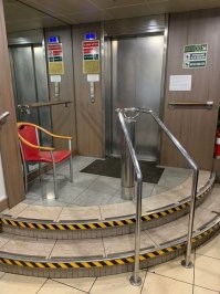 Всё логично. Направо выходят, прямо заходят. Кресло для вахтёра (охранника)