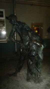 Вот на память из нехорошей квартирки:
Сам Мастер, верный страж квартиры Бегемот, на входе гостей встречает неразлучная парочка )