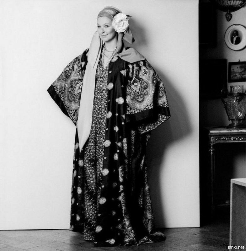 Что не так на заднем плане? Вижу известные фото Высоцкого. Марина Влади в кимоно - постановочное фото Плотникова кажется...