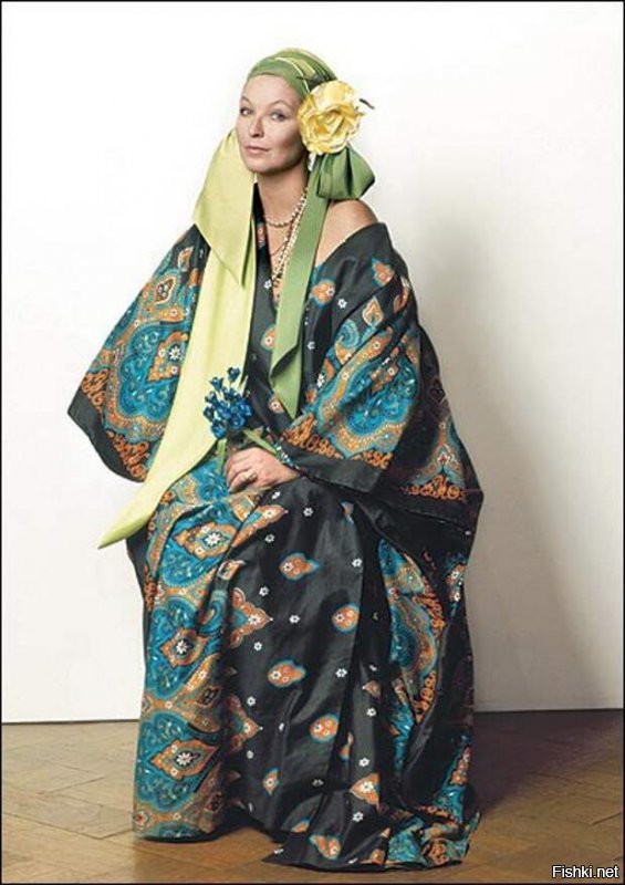 Что не так на заднем плане? Вижу известные фото Высоцкого. Марина Влади в кимоно - постановочное фото Плотникова кажется...