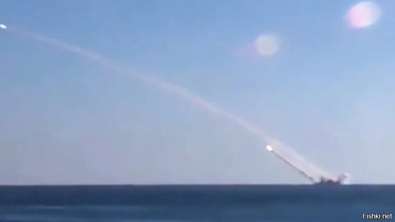 Подводная лодка «Великий Новгород» нанесла 14 ударов «Калибрами» по сирийским боевикам



Вооруженные силы РФ нанесли серею очередных ударов по позициям джихадистов, действующих на территории Сирийской Арабской Республики (САР). В операции принимала участие российская подлодка «Великий Новгород», которая произвела 14 пусков крылатых ракет «Калибр».

Каждая из выпущенных ракет успешно поразила позиции боевиков. Отмечается, что пуски «Калибров» были произведены субмариной из состава Черноморского флота России в несколько залпов.

В свою очередь сирийский военные обозреватели информируют, что за последнее время российские военные стали активно использовать крылатые ракеты для нанесения ударов по объектам и позициям незаконных вооруженных формирований, действующих на территории САР. В результате эффективных действий российских ВС, боевики несут значительные потери, отмечают сирийские СМИ.

ЗЫ 
По словам командира дизель-электрической подводной лодки (ДЭЛП)  «Великий Новгород», построенной по проекту 636.3 «Варшавянка», капитана второго ранга Дениса Сопина, экипаж отработал поставленные задачи по уничтожению наземных целей боевиков ИГИЛ на оценку "отлично".
Только вдумайтесь, капитан 2 ранга, командир подводной лодки на боевой службе, молодой офицер, возраст немногим более 30 лет выполняет боевые задачи на настоящей войне против настоящего врага.
В 30 лет доверяют офицеру сложный экипаж и грозное оружие!
Какой объем знаний, какой уровень образования!
Такие люди - гордость России!