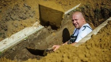 В Венгрии прошли состязания по скоростному копанию могил
4 июня 2016.
В состязании приняли участие 18 команд по два человека каждая. Кроме скорости, оценивался внешний вид выкопанной могилы. Задание состояло в копке стандартной могилы размерами 0,8 на 2 м и глубиной в 1,6 м.
Могильщикам были выданы обычные инструменты - лопаты, кирки, топоры и ломы. Самая быстрая команда справилась с заданием всего за полчаса.