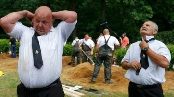 В Венгрии прошли состязания по скоростному копанию могил
4 июня 2016.
В состязании приняли участие 18 команд по два человека каждая. Кроме скорости, оценивался внешний вид выкопанной могилы. Задание состояло в копке стандартной могилы размерами 0,8 на 2 м и глубиной в 1,6 м.
Могильщикам были выданы обычные инструменты - лопаты, кирки, топоры и ломы. Самая быстрая команда справилась с заданием всего за полчаса.