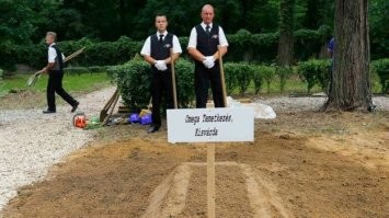 В Венгрии прошли состязания по скоростному копанию могил
4 июня 2016.
В состязании приняли участие 18 команд по два человека каждая. Кроме скорости, оценивался внешний вид выкопанной могилы. Задание состояло в копке стандартной могилы размерами 0,8 на 2 м и глубиной в 1,6 м.
Могильщикам были выданы обычные инструменты - лопаты, кирки, топоры и ломы. Самая быстрая команда справилась с заданием всего за полчаса.