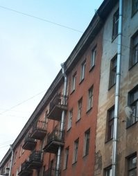Питер, Боровая улица, водосточная труба идет через балконы.