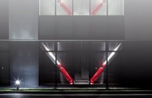 небоскребы кстати не разрушаются почти,там системы погашения колебаний.демпферы.