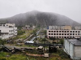 а не факт)))))))))  на Колыме таких зданий полно)))) большая часть Магаданской области это заброшенные поселки городского типа!