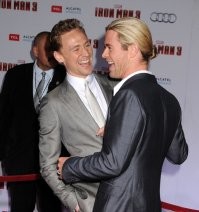 За талию обнимал, и бедрами к ним прижимался?