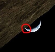 Какой милый фотошоп.  ДАльше ковыряться даже лень.  Если контраст задрать и яркость, на левом фото видно ретуширование, причем корявое достаточно.  А на правом - Земля налетела на лунную ось.    случайно оказавшись перед поверхностью луны.  Кстати тоже криво вырезанной инструментом прямолинейное лассо.