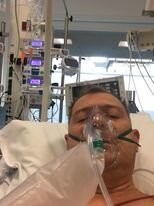 это потолок в Голландской больнице , если точней сказать то в интесиве ( реанимация ) , люди лежат подключенные к системам и так проще расслабиться . Допустим у меня такое было такое за окном и на потолке .  Второе фото как то так , за головой свет на потолке примерно тоже самое  , вставать нельзя да и много нечего