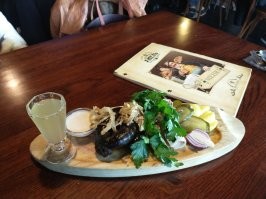 Я тоже умею в ресторане еду фоткать. )