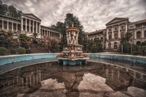 В сочи есть местная достопримечательность - заброшенный санаторий Орджоникидзе. На самом деле он не заброшенный, у него есть владельцы, но его никто не обслуживает, по этому выглядит как декорации для постапокалиптического фильма.