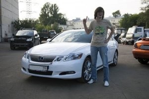 До 35 лет дожил, а ума так и не нажил: водитель влетел в столб в Ярославле