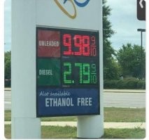 ОБРАТИТЕ ВНИМАНИЕ БУРЖУИНЫ БЕСПЛАТНО РАЗЛИВАЮТ ЭТАНОЛ НА ЗАПРАВКАХ!