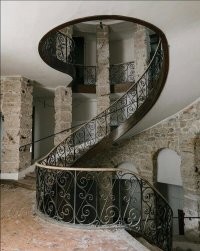 Лестница в покинутом доме.  
Состояние дома хорошее, по крайней мере что видно. Полы целые, дерево, стены камень.  Перилы и сама лестница целы.  Востановить бы такое, - картинка была бы.