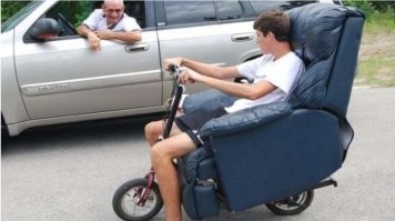 Даже если предположить что "это" кресло на электротяге, все равно на нем будет не удобно ехать, у него ноги на земле стоят а не на подставке, будет ногами цеплять за землю при езде...