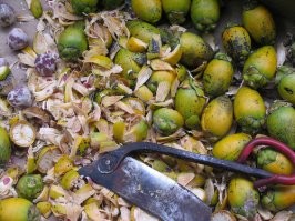 Знаете ли вы, что название бетель носят сразу два растения. Первое относится к роду перец, его используют в кулинарии и народной южноазиатской медицине. Латинское его название – Piper betle. Второе – бетелевая пальма или Areca catechu. Оба распространены в Юго-восточной Азии, а также в Индии и на острове Шри-Ланка. Речь именно о втором.