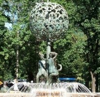 Тот же сюжет плюс Адам с Евой на змее верхом.
Москва, рядом с м. Новокузнецкая.