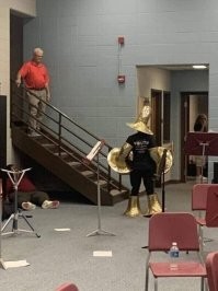 Это мой сосед, этажом выше...