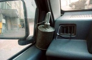 Это противоугонку была. А мужик не разобрался.