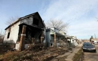 Восприятие человека зависит от его базового настроя. Если у человека промыт мозг, то любые доказательства иллюзорности его убеждений он воспринимает как фигню и провокации. 
Американская глубинка в значительной степени депрессивна и с течением времени разруха только усугубляется. Детройт (и вообще "ржавый пояс") - просто наиболее показателен. 
Другое дело, что в России происходят такие же процессы, и на этом фоне американские проблемы легко воспринимать как процветание. Загнивание может длиться долго, особенно если америкосы будут время от времени высасывать ресурсы других стран (как они выпотрошили СССР и сейчас планируют раскулачить Китай).