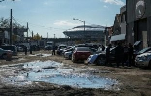 Восприятие человека зависит от его базового настроя. Если у человека промыт мозг, то любые доказательства иллюзорности его убеждений он воспринимает как фигню и провокации. 
Американская глубинка в значительной степени депрессивна и с течением времени разруха только усугубляется. Детройт (и вообще "ржавый пояс") - просто наиболее показателен. 
Другое дело, что в России происходят такие же процессы, и на этом фоне американские проблемы легко воспринимать как процветание. Загнивание может длиться долго, особенно если америкосы будут время от времени высасывать ресурсы других стран (как они выпотрошили СССР и сейчас планируют раскулачить Китай).