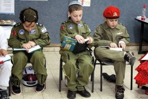 Вот так теперь проходят смотры строя и песни среди учеников общеобразовательных школ. Записи не постеснялись выложить в официальный Инстаграм-аккаунт учебного заведения
-------------------------------
Напомни нам, а что тут не так?  И какого члена нужно стесняться?  Почему Англии, США, Австралии, Франции стесняться не предлагаешь олень ?  Или у них это другое опять?