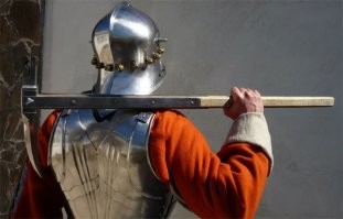Далеко не всегда. Полэкс это всё же в первую очередь молот, а потом всё остальное. На счет пики соглашуть, она есть у большинства сохранившихся образцов, но опять таки, это не аксиома.